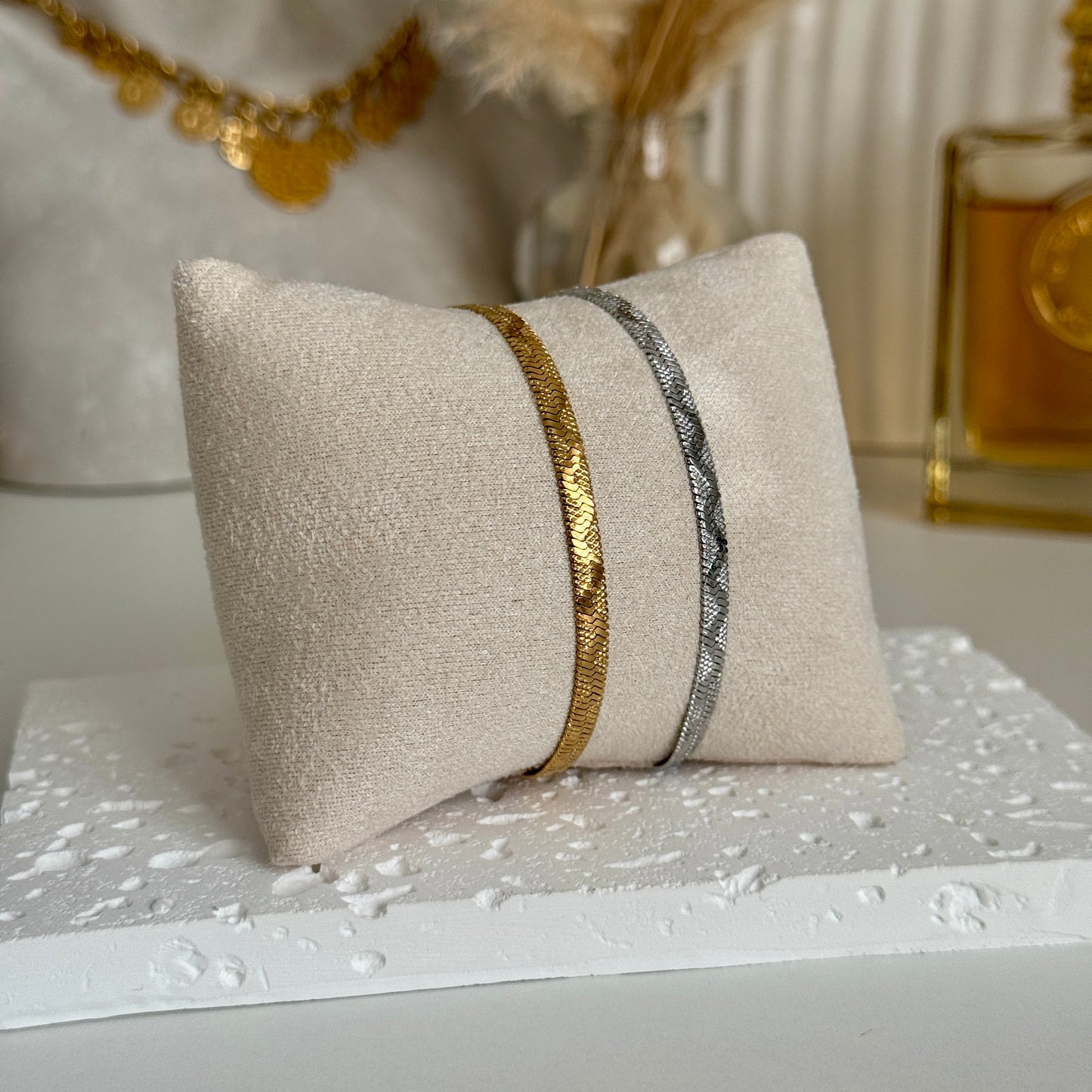 Gold an silver snake bracelets witch wavy details by Kataleya.