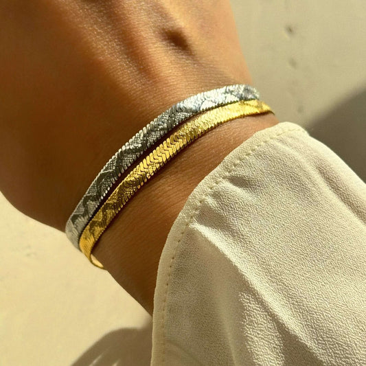Gold an silver snake bracelets witch wavy details by Kataleya.