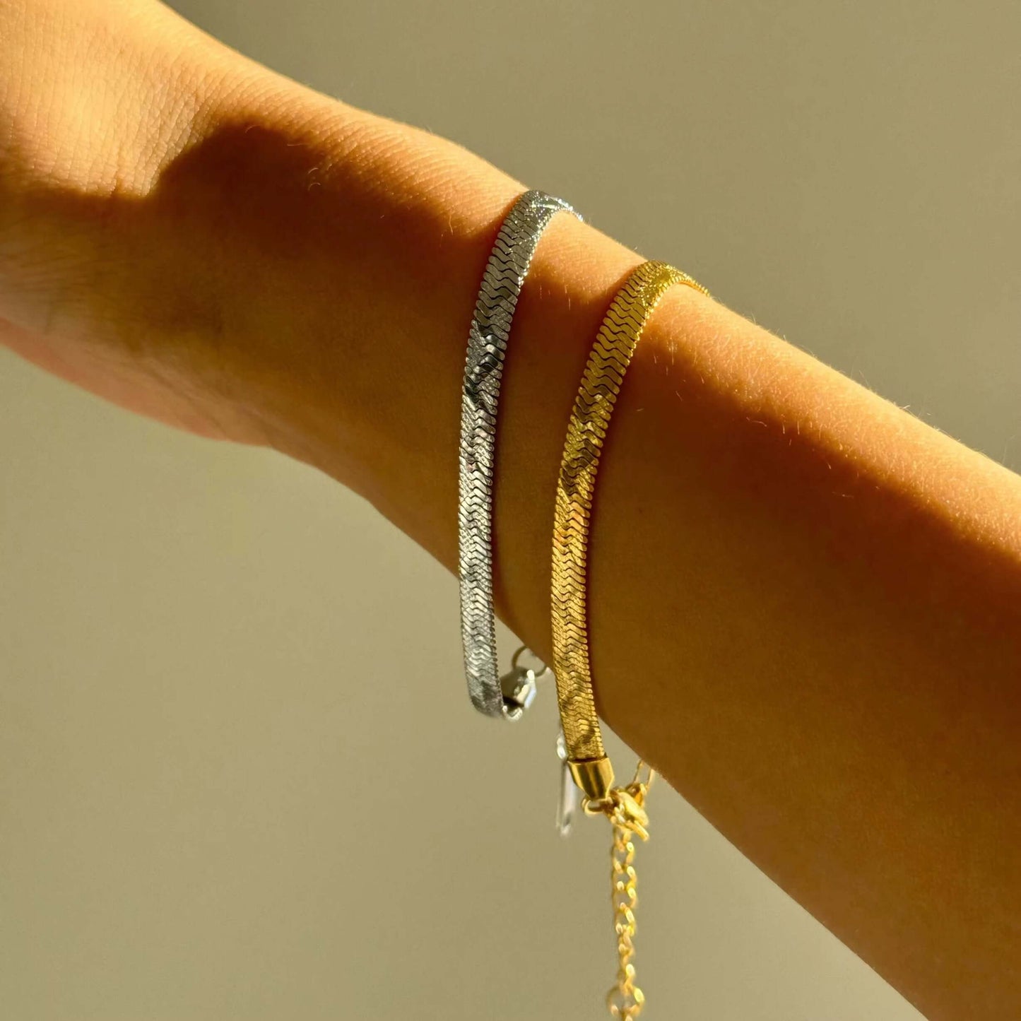 Gold an silver snake bracelets witch wavy details by Kataleya.