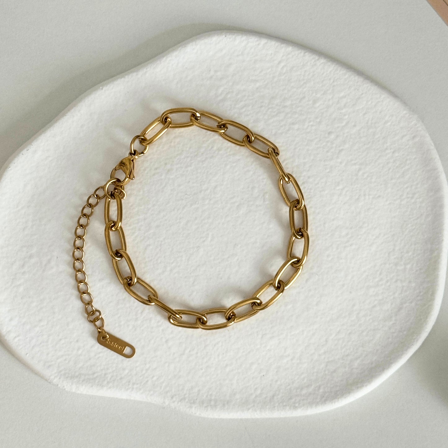 Nera waterproof bracelet featuring a delicate gold chain design on a white background.