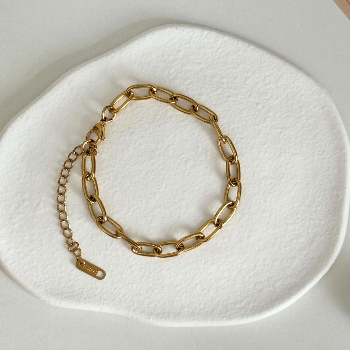 Nera waterproof bracelet featuring a delicate gold chain design on a white background.