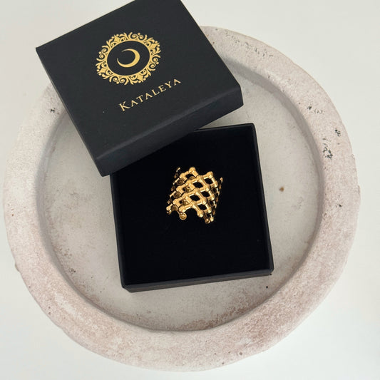 Mesh Open Ring displayed in a black gift box on a decorative plate.
