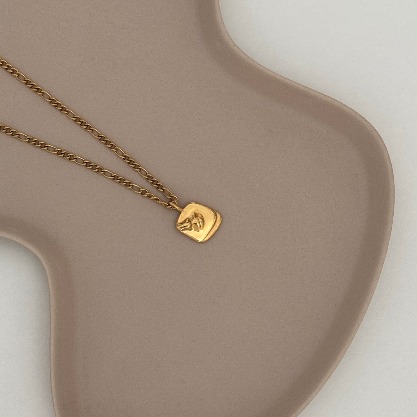 Cara Face Pendant Necklace In Gold