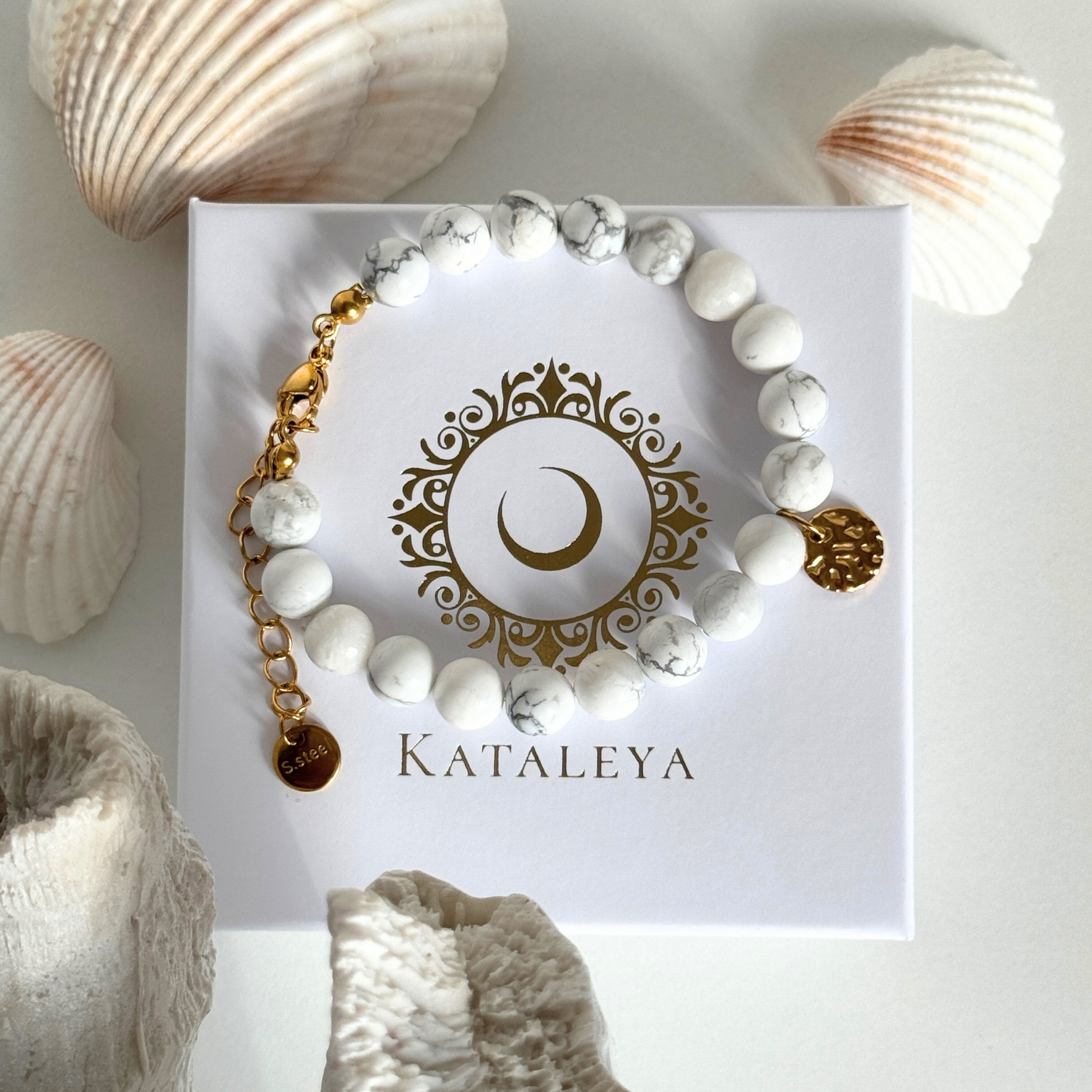 White marbled beads bracelet with sgolden disc, handmade by Kataleya Jewellery