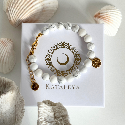 White marbled beads bracelet with sgolden disc, handmade by Kataleya Jewellery