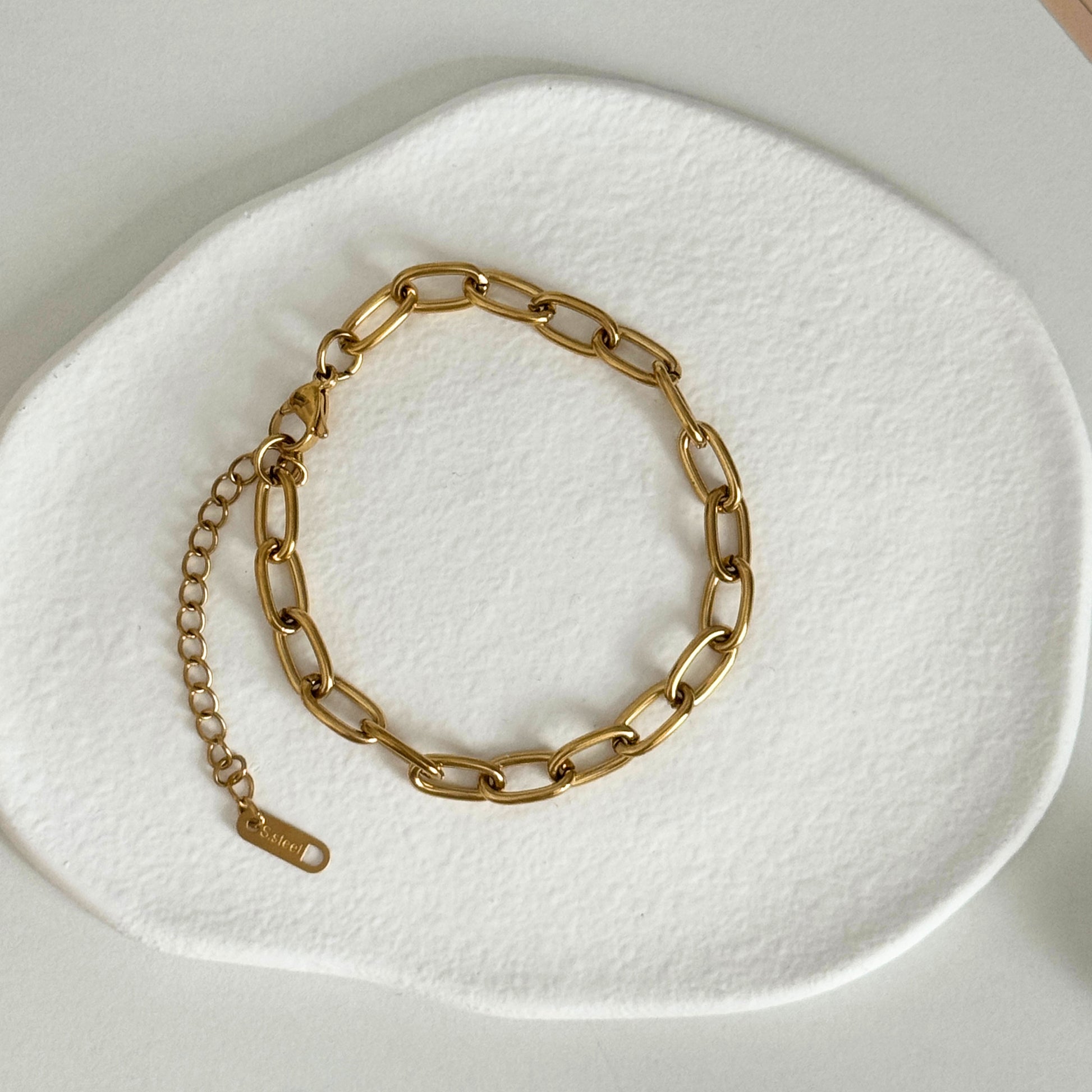 Nera waterproof bracelet featuring a delicate gold chain design on a white background.