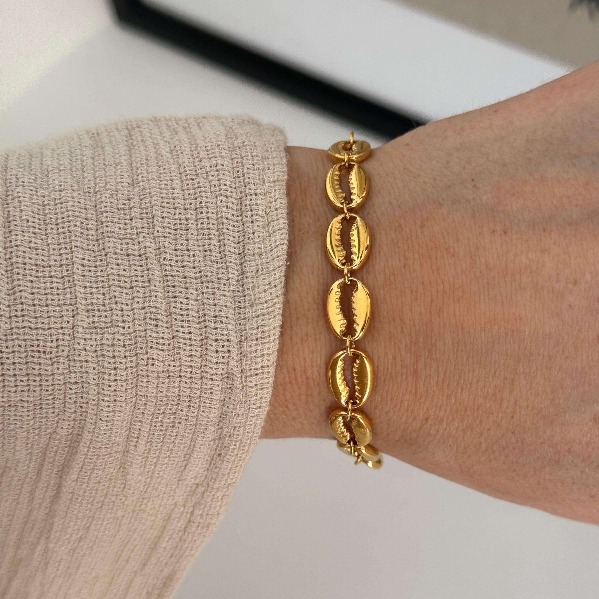 Niley - Gold Shell Bracelet - Kataleya