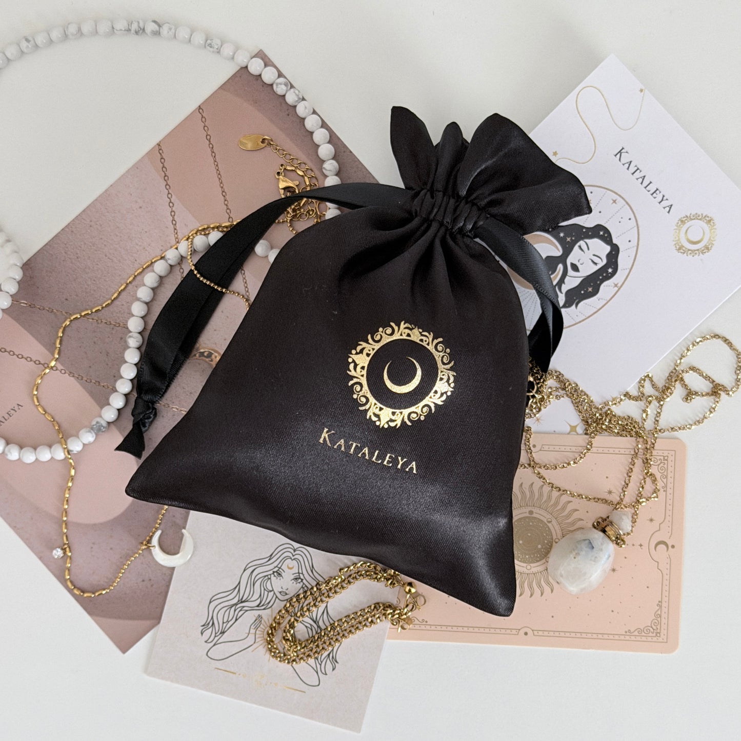 White Kataleya mystery bag - four waterproof gold-plated pieces including white shell and pearl jewellery